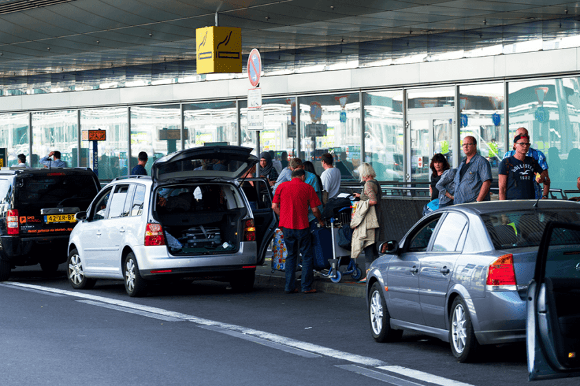 Mit dem Auto am Terminal angekommen.