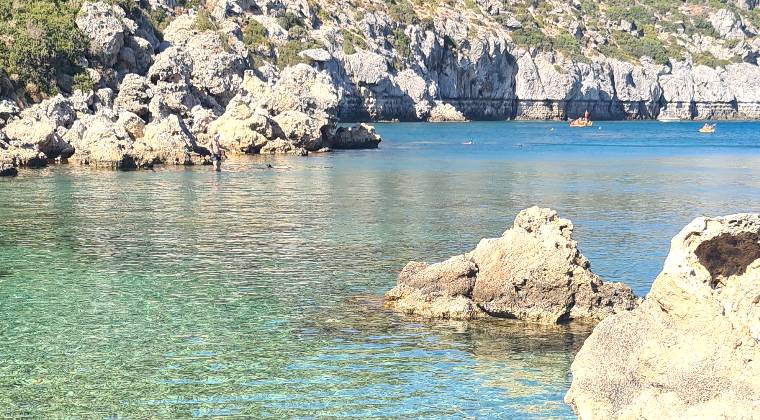 Blick auf die berühmte Anthony-Quinn-Bucht auf der Insel Rhodos.