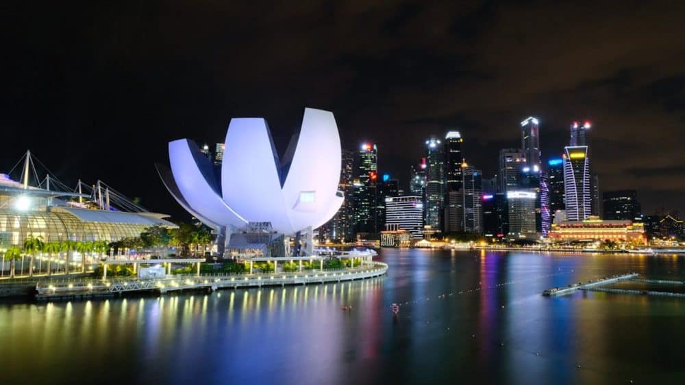 Blick auf das blütenförmige Art Science Museum in Singapur an der Marina, Singapur, Südostasien