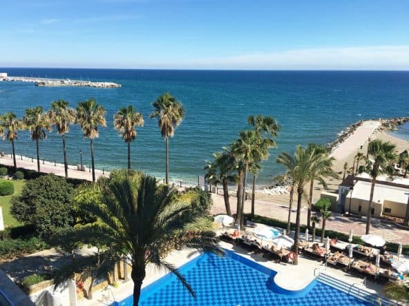 Traumhafter Blick auf Mittelmeer und Pool des Amare Beach Hotels in Marbella