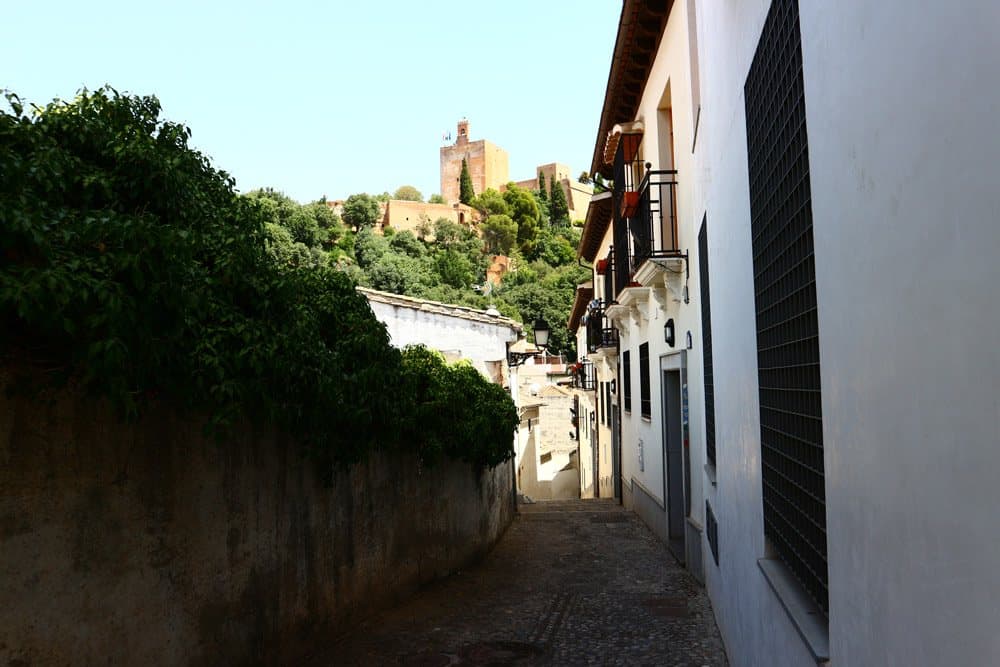 Mit dem Kreativassistenten fotografiert: Blick auf Alhambra von der Altstadt Granadas