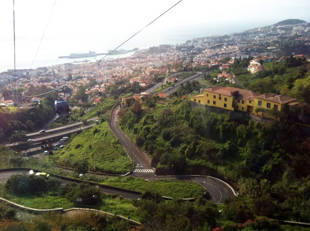 Schwindelerregend schön - die Aussicht auf Funchal aus einer Gondel der Seilbahn.