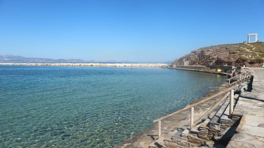 In Naxos: Das azurblaue, kristallklare Wasser findet sich hier überall auf den Kykladen
