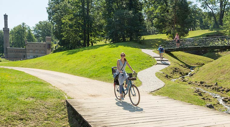 Fahrradfahren im Park Babelsberg in Potsdam