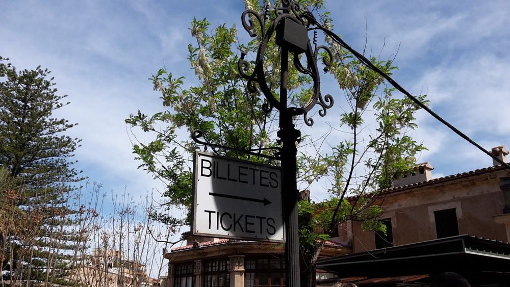 Tickets gibt es am Bahnhof zu kaufen