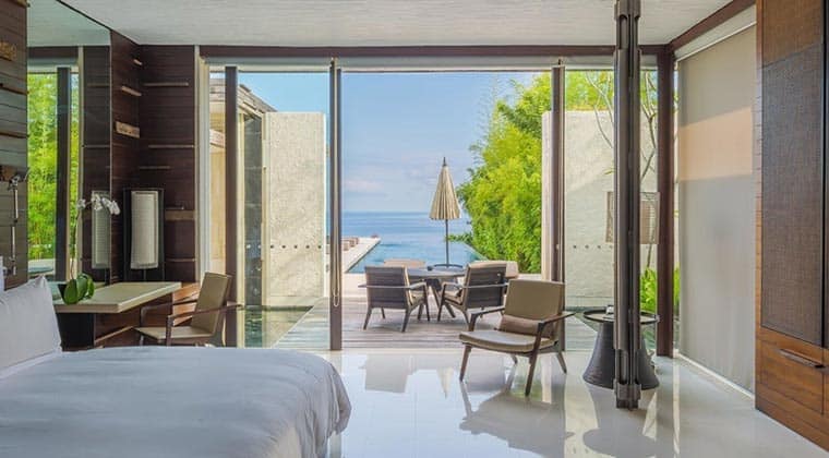 Blick in die Three Bedroom Cliffedge Villa im Hotel Alila Villas Uluwatu in Uluwatu auf der Insel Bali