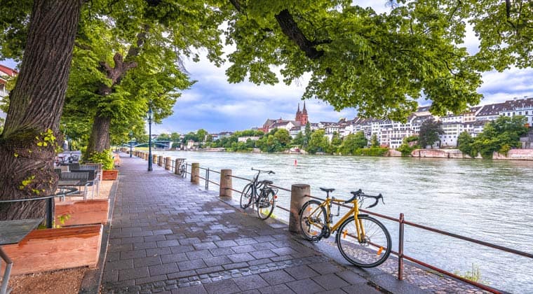 Ruhige Stimmung an der Rheinpromenade in Basel