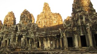 Der Bayon ist der zentrale Mittelpunkt des von hohen + dicken Mauern umgebenen Bereichs von Angkor