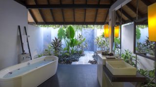 Das offene Bad in der Beach Villa vermittelt ein bisschen Dschungelfeeling im Romantikurlaub
