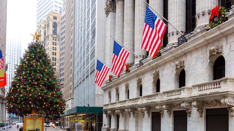 Blick auf eine Gebäudefassade in New York mit Flaggen und einen festlich geschmückten Weihnachtsbaum, New York, USA
