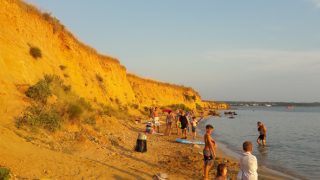 Der Strand Bilotinjak beeindruckt mit seinen Felswänden aus Sand