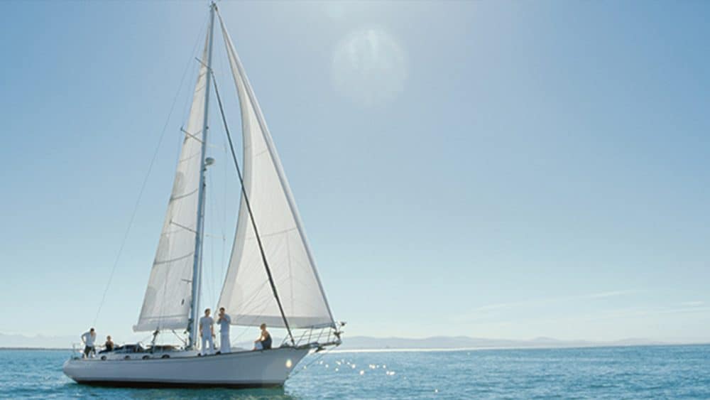 Wo lässt es sich besser sonnenbaden, als auf einem Deck einer Segelyacht?