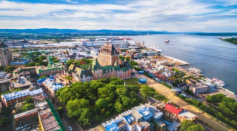 Blick auf das Chateau Frontenac Hotel und die Altstadt Quebec