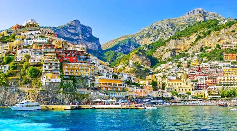 Blick auf Positano Dorf entlang der Amalfiküste