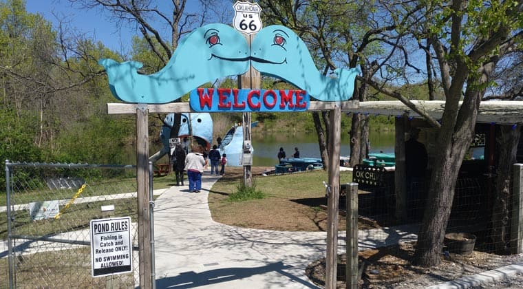 Die Skulptur eines blauen Wales, „The Blue Whale of Catoosa“, ist eine Attraktion entlang der Route 66 in dem Ort Catoosa in Oklahoma in den USA.
