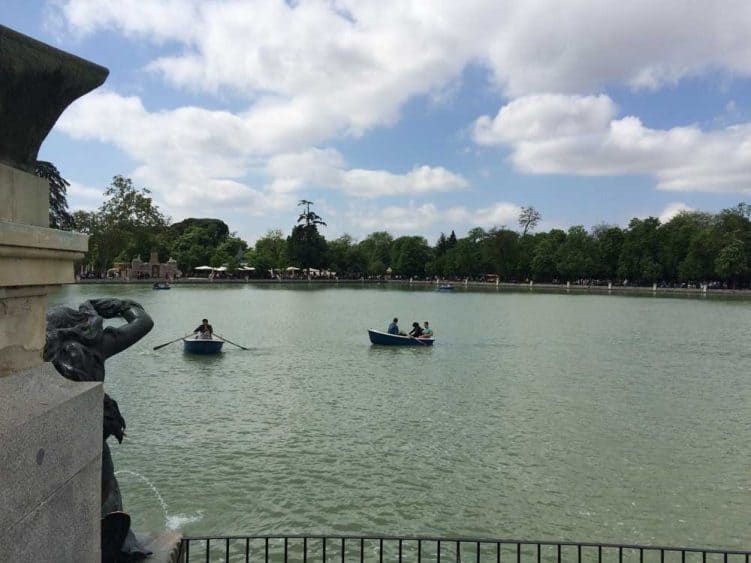 Unsere Freunde bei der Bootsfahrt auf dem künstlichen See Estanque del Retiro