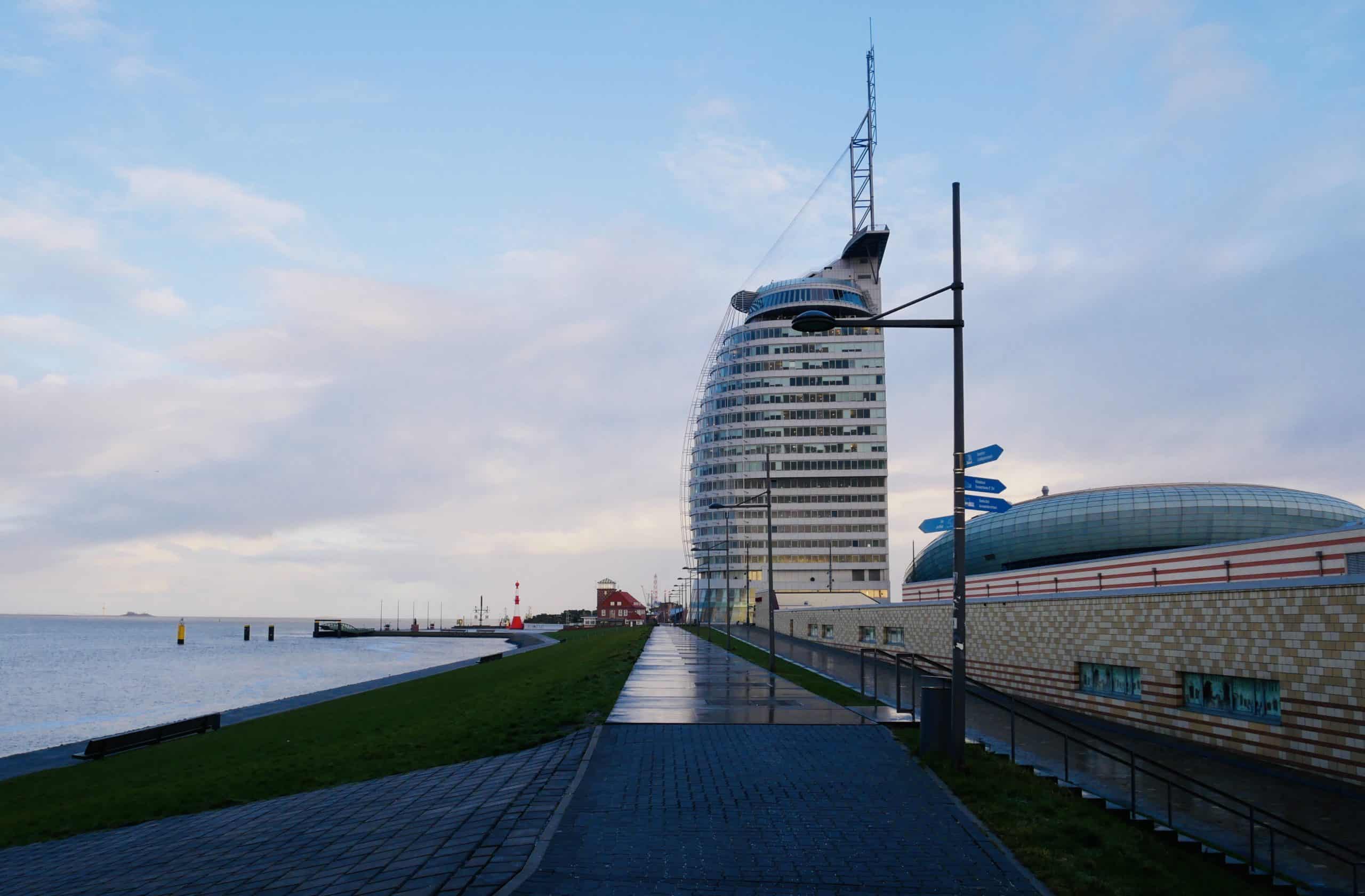Das ATLANTIC Hotel Sail City vom Deich aus. Hier mit dem Klimahaus Bremerhaven 