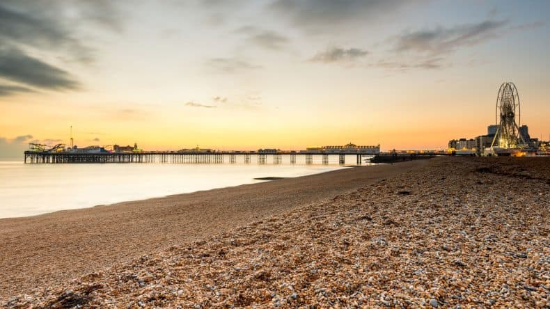 So kennt man Brighton. Die Seebrücke Brighton Palace Pier, die das Bild der Stadt stark prägt.