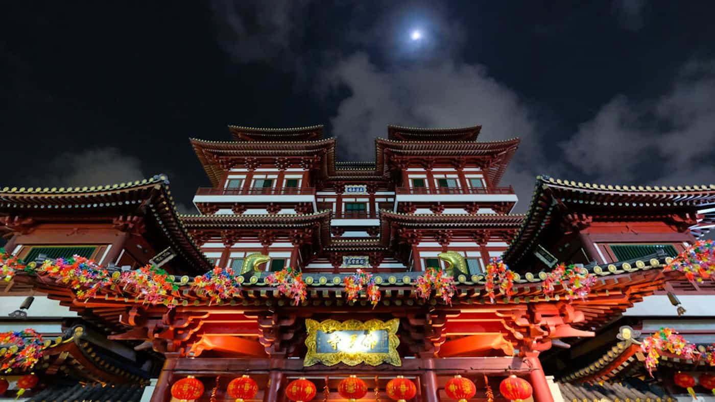 Blick auf den farbenfrohen Buddha Tooth Relic Tempel in China Town bei Nacht, Singapur, Südostasien