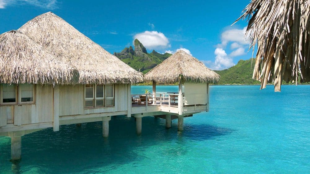 Wasserbungalows im St. Regis Bora Bora Resort