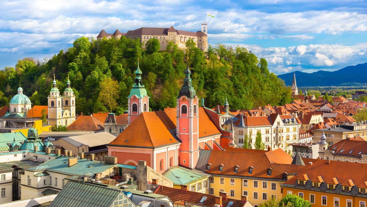 Die Burg von Ljubljana thront auf dem Hügel über der Stadtmitte