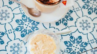 Kaffee und weiße Milchcreme mit Kekskrümeln im Café com Calma (Fotocredit: Thea Neubauer)