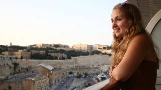 Carina genießt den tollen Ausblick auf Malta von der Mein Schiff 2 aus
