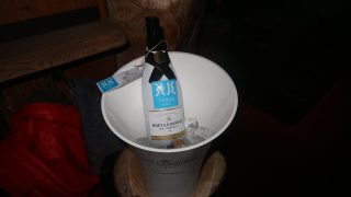 Mit dem Kauf dieser Champagnerflasche ist das TUI BLUE PULSE Schladming nun Pate eines der begehrten Hirsche in der Platzhirsch Alm.