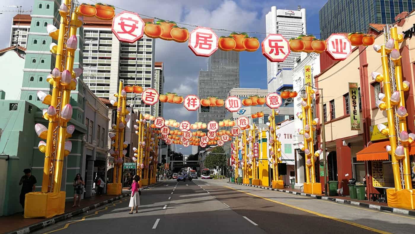 Blick auf eine Strasse in Chinatown zum chinesischen Neujahrsfest, Singapur, Südostasien