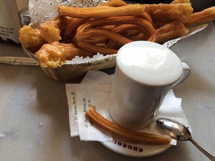 Typisches Frühstück in Madrid: Trinkschokolade mit Churros ( Chocolate con Churros)