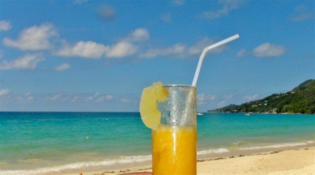Cocktail vor türkisfarbenem Meer auf den Seychellen