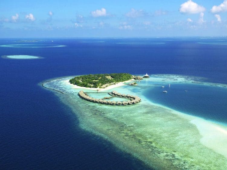 Türkisfarbenes Wasser umgeben von dunkelblauem Ozean