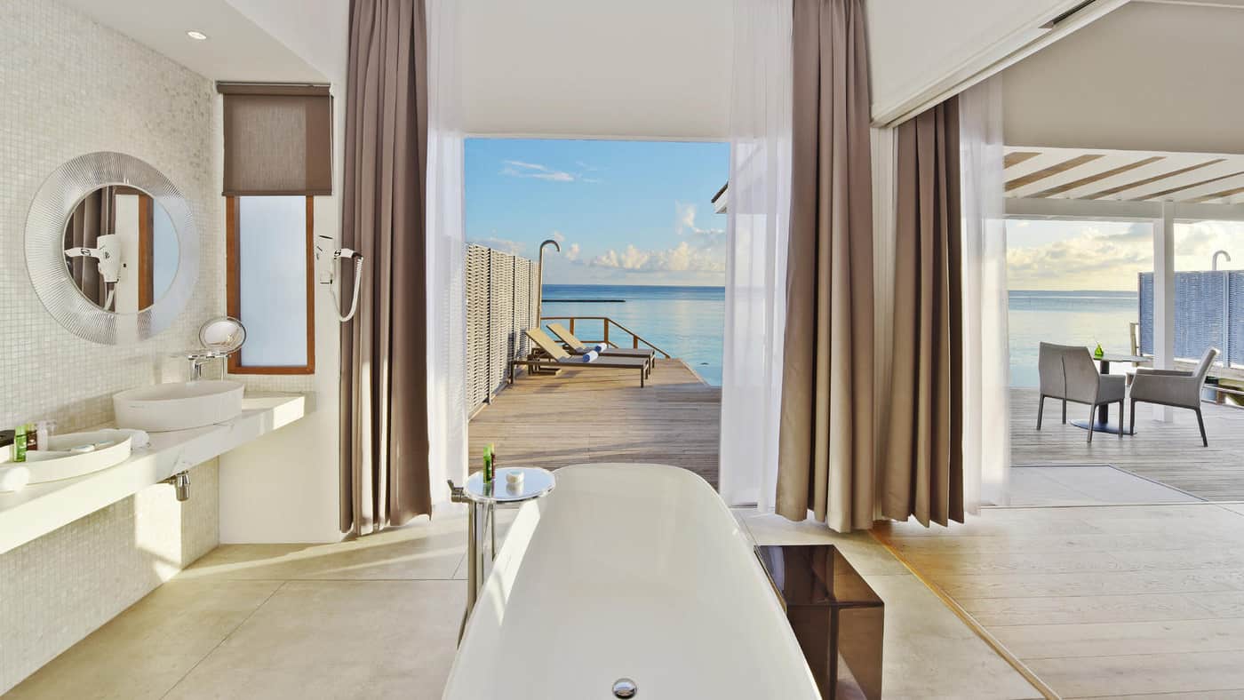 Wunderschöne Einrichtung, eine freistehende Wanne mit Blick auf das Meer - Das ist schon wahrer Luxus