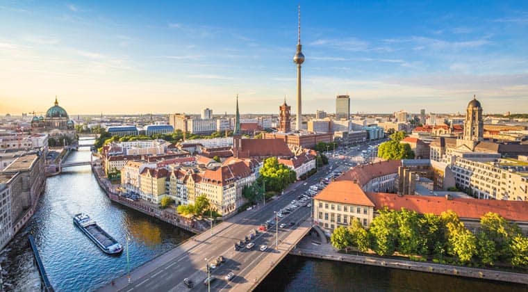 Deutschlands Hauptstadt Berlin - Blick auf die Spree und den Fernsehturm