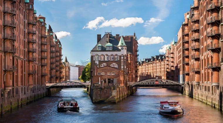 Berühmtes Fotomotiv: Die Speicherstadt in Hamburg mit dem historischen Wasserschloss