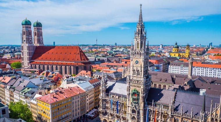 Blick auf die Innenstadt Münchens mit Rathaus und Dom
