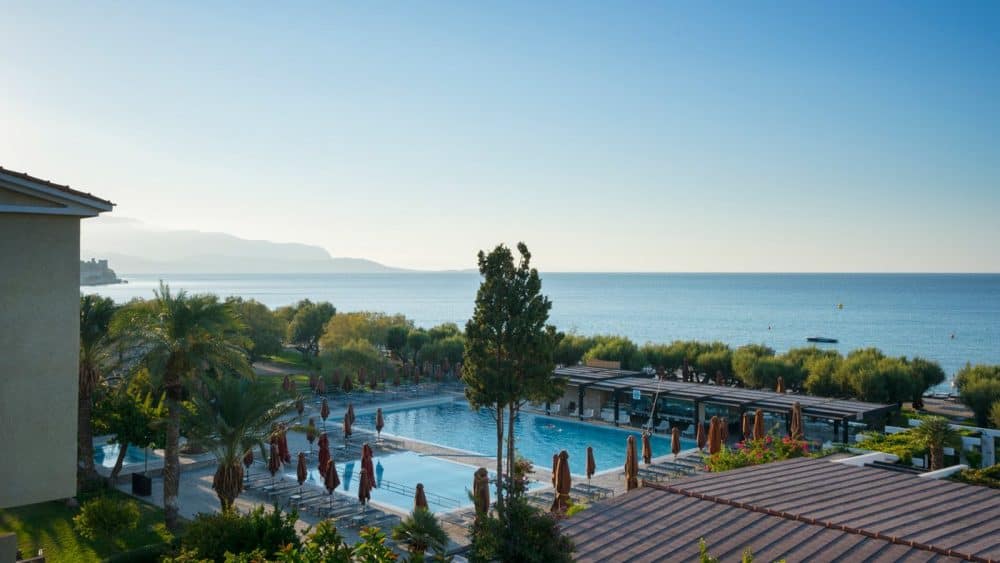 Einer von drei Pools des Hotels