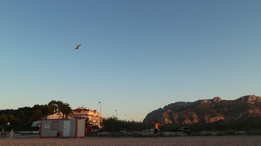 Haben wir in Spanien selbst mal wieder ausprobiert: Drachen steigen lassen