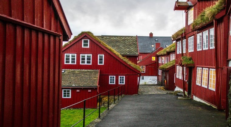 Rote Häuser in Torshavn Färöer Inseln