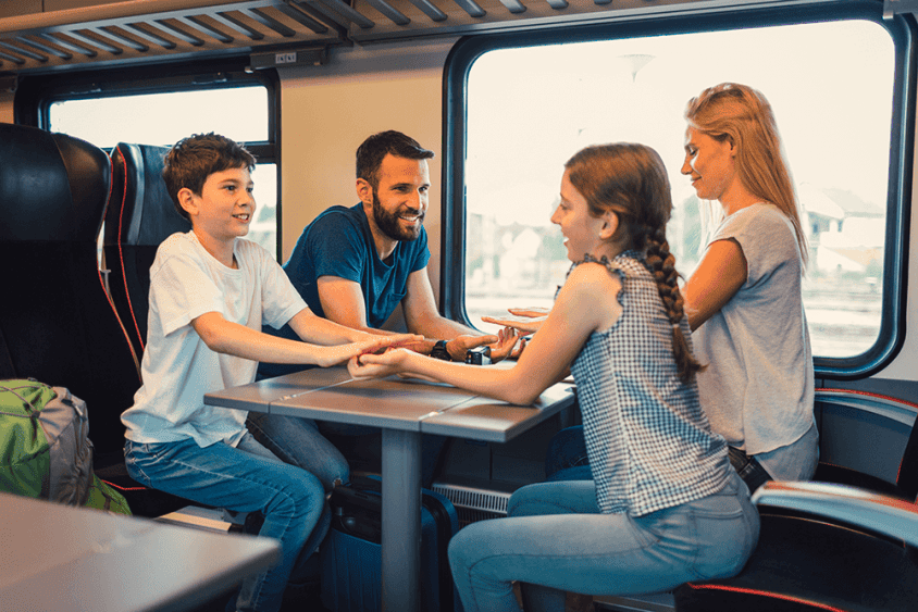 Entspannt mit dem Zug zum Flug Ticket anreisen.