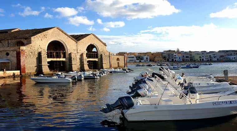Favignana Boote und Häuser