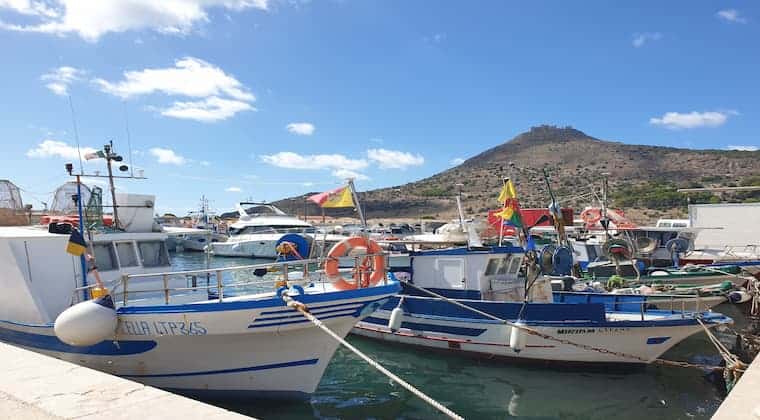 Favignana Hafen und Schloss Santa Catarina