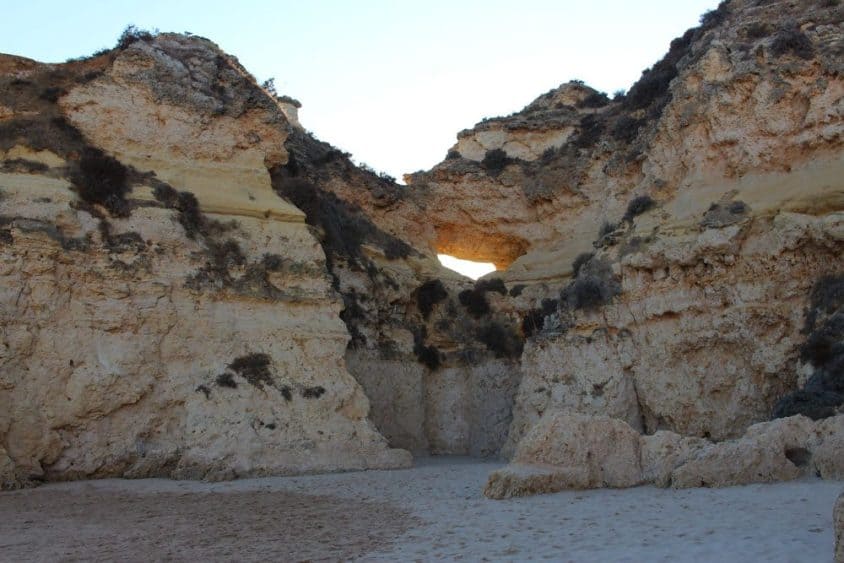 Die sagenhaften Felsen der Praia dos Três Irmãos