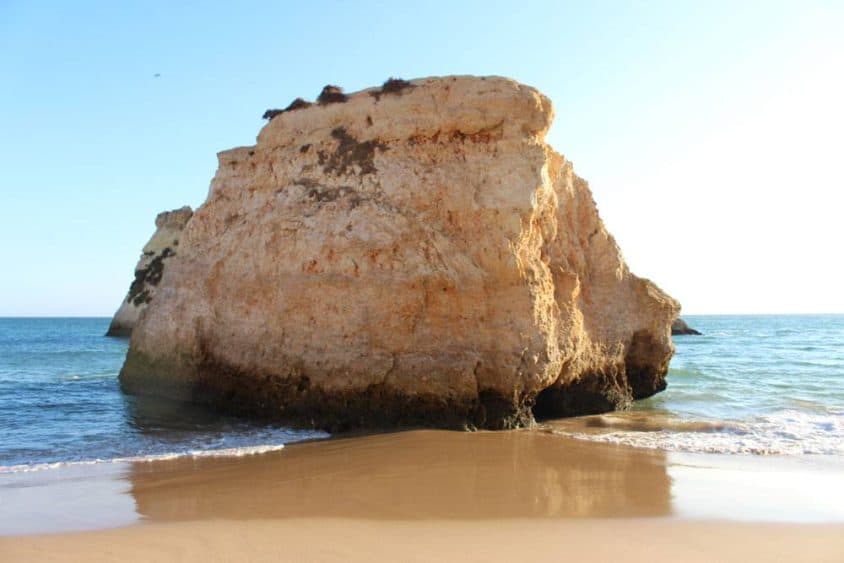 Ein Fels in der Brandung an der Praia dos Três Irmãos