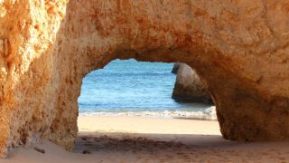 Ein Blick ins Blaue an der Praia dos Três Irmãos