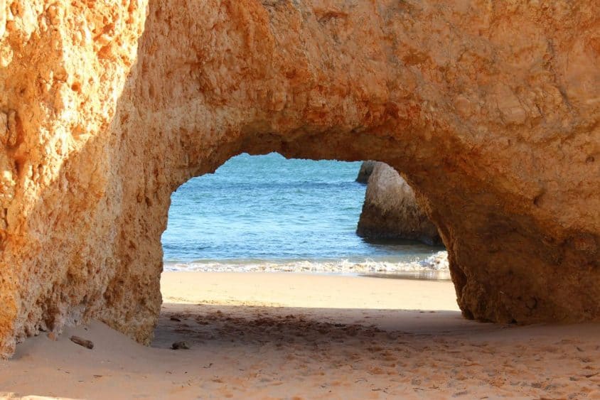 Ein Blick ins Blaue an der Praia dos Três Irmãos