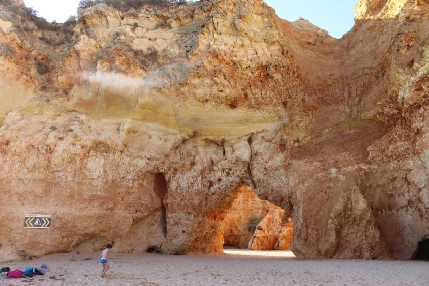 Von Braun bis Beige: Die Farbenpracht und die verschiedensten Felsformationen an der Praia dos Três Irmãos