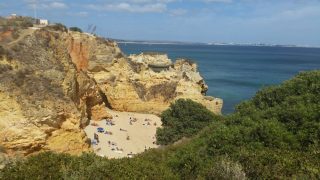 Die Praia do Pinhão in Lagos an der Algarve