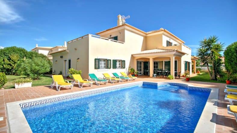Dieses etwa 240 m² große Ferienhaus mit eigenem Pool in Albufeira an der Algarve ist für maximal 10 Personen ausgelegt.