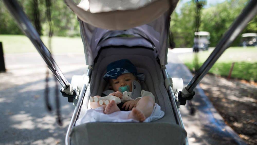 Neon macht ein Nickerchen auf dem Weg zum Strand